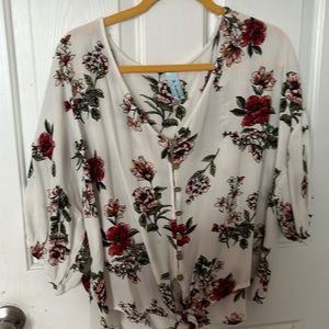 Cropped floral blouse with working buttons and tie. Size 3x in mint condition
